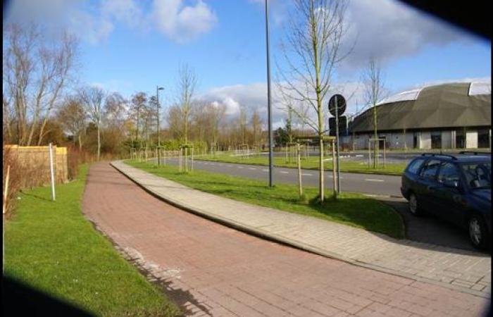 Zicht op de omleidingsweg in zijn groene omgeving met rechts het dolfinarium (grootste in Europa) die eveneens door het SB Jonckheere ontworpen werd. Busparking met rookuitlaten weg van bebouwing, zo werd heel wat ergernis bij de omwonenden weggenomen.