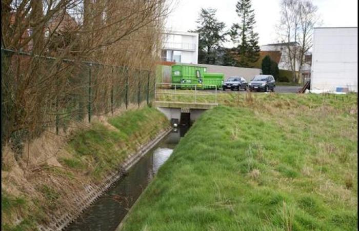 Knijpconstructie afwaarts met mogelijkheid tot inschakeling buffercapaciteit t.v.v. afwaartse woonkernen.